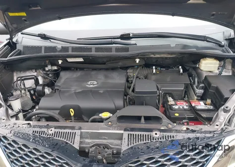 2015 Toyota Sienna Se 8 Passenger z USA, uszkodzony, nr VIN 5TDXK3DC0FS678882